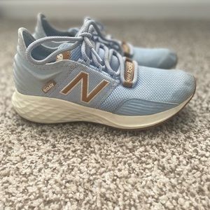 Girls size 4 New Balance athletic shoes-light blue